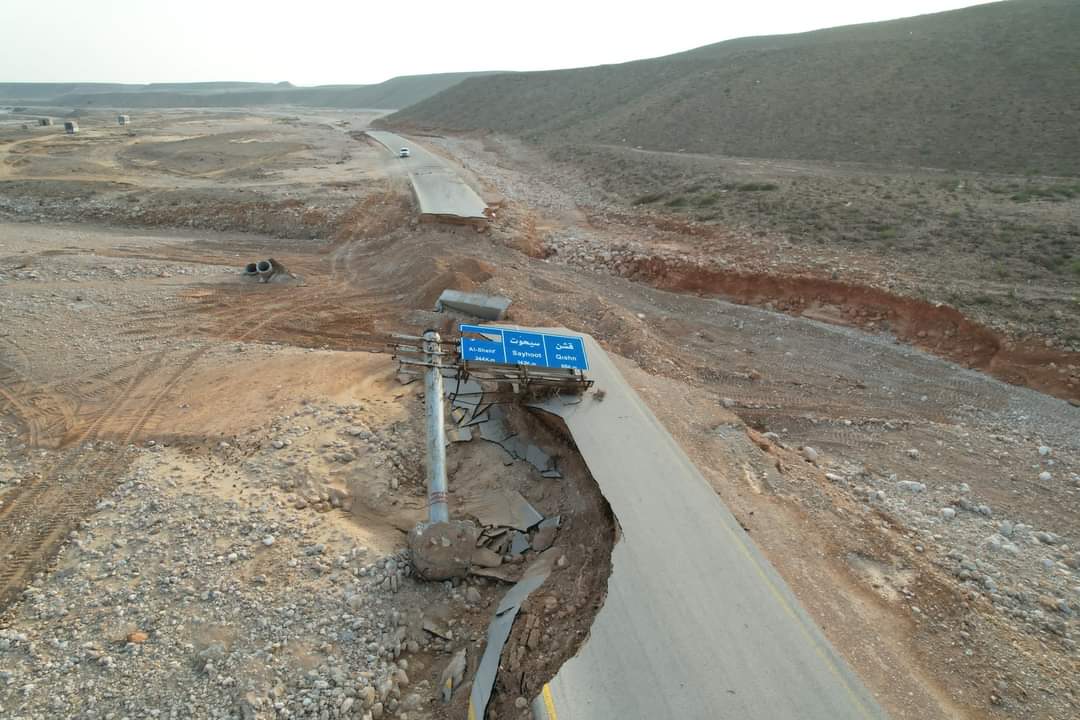 الخدمات العامة والجسور بما فيها الطرق الداخلية تضررت بنسبة 100% في الغيضة وحصوين